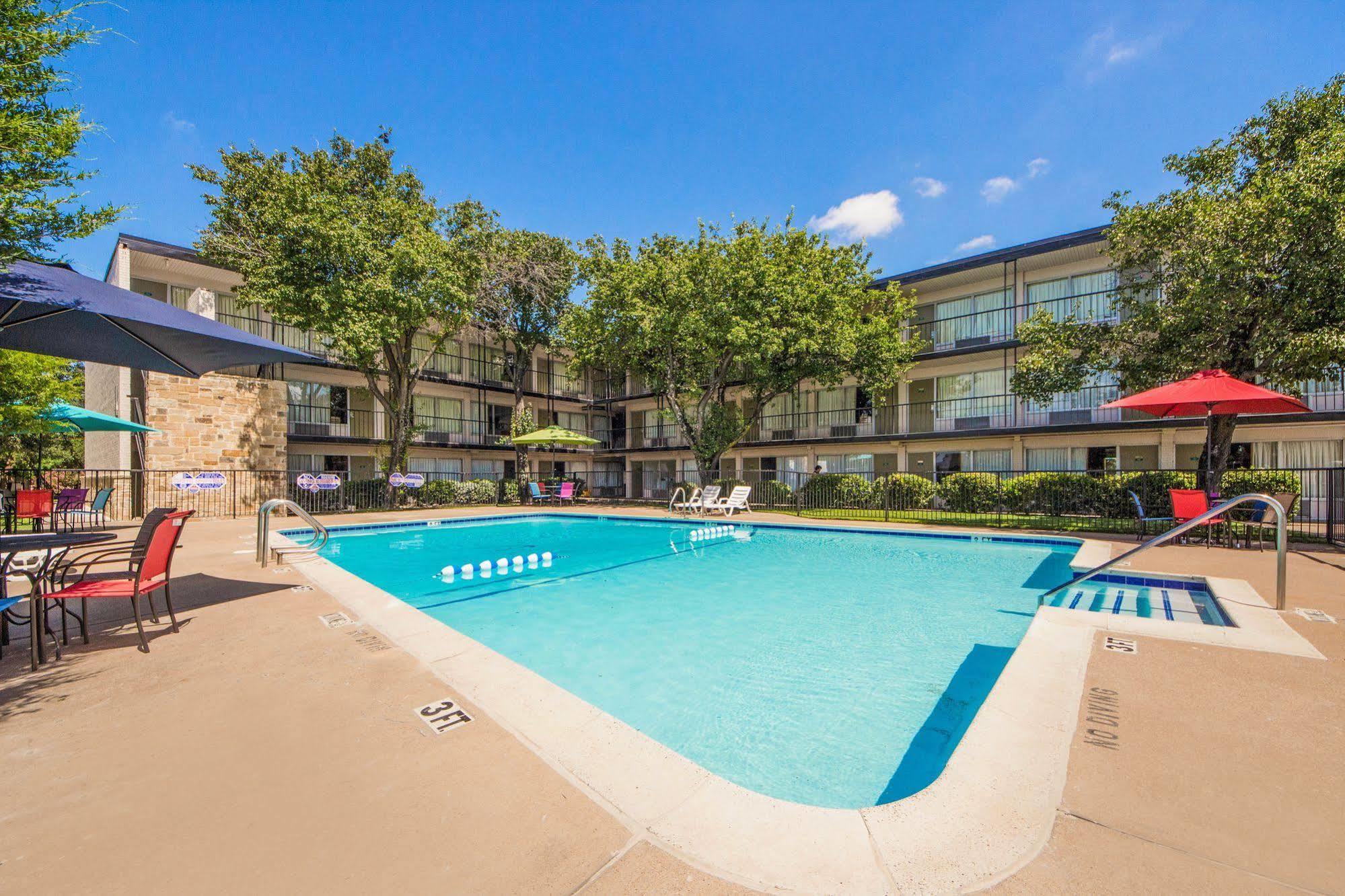 Econo Lodge Airport I-35 North Farmers Branch Exterior foto