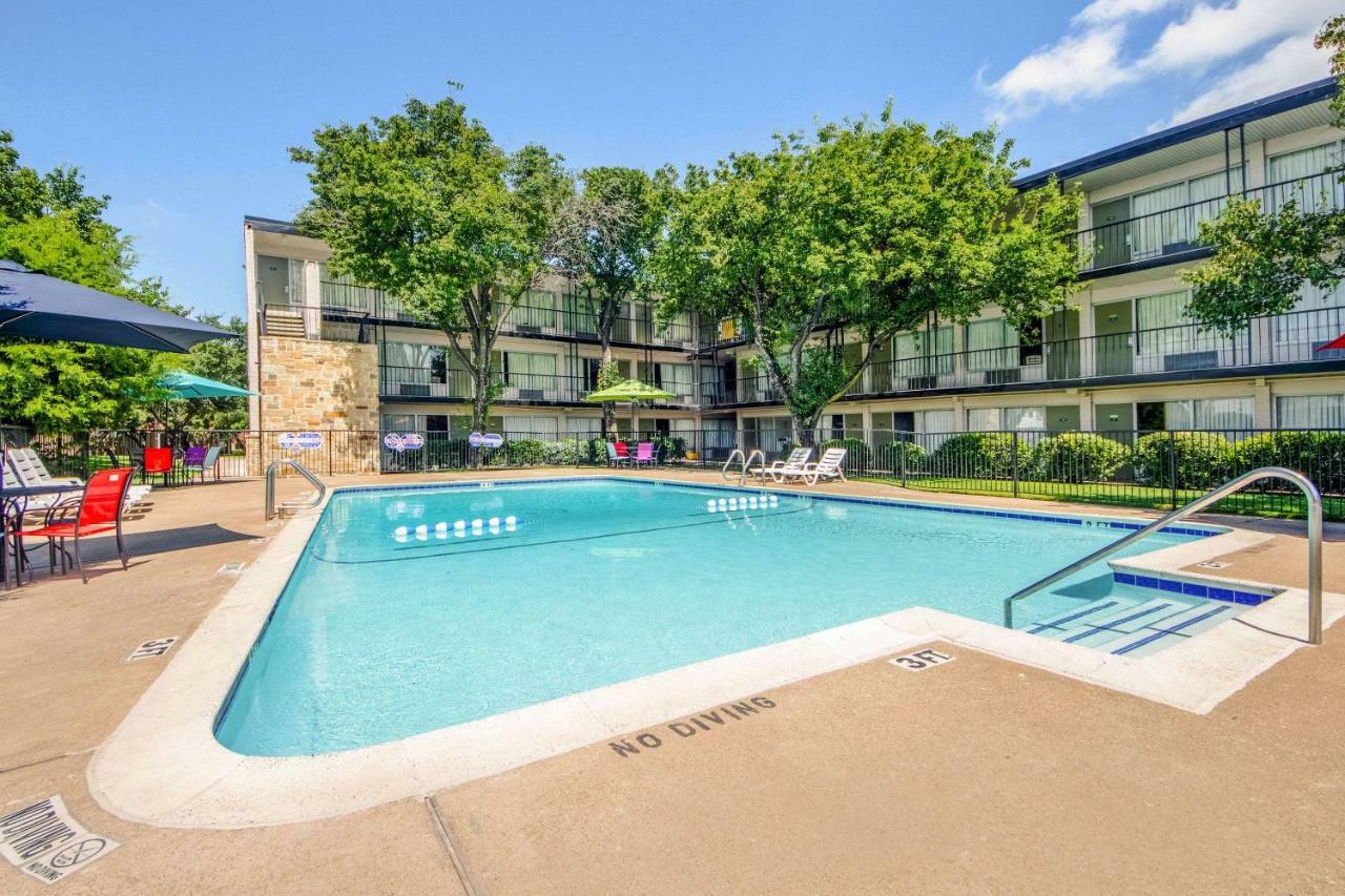 Econo Lodge Airport I-35 North Farmers Branch Exterior foto